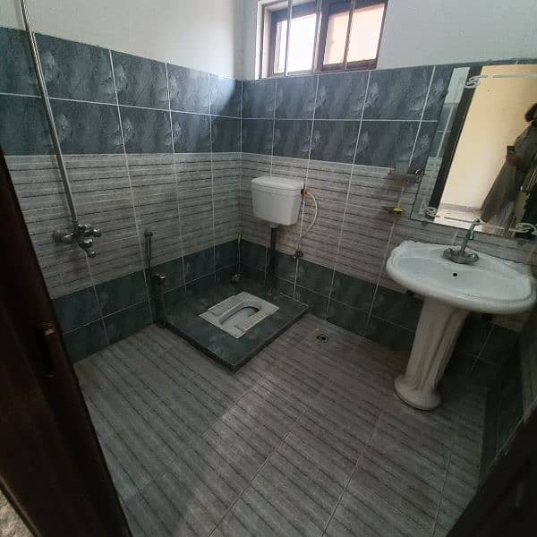 8 marla House Upper Portion For Rent in Bahria Town Lahore 2