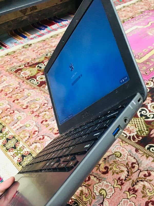 Good condition laptop playstore support 4gb ram 16gb memry 2