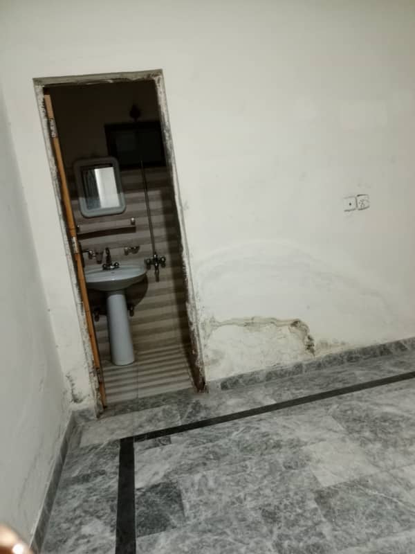 flat for rent in ali town for job holder and student very good location easy approach neat and clean 3