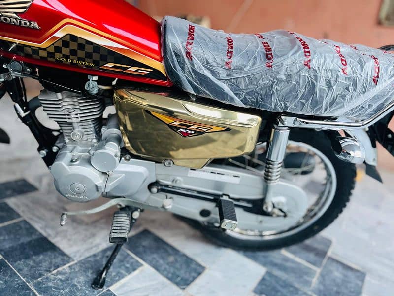 Honda 125 Special Addition Gold 1