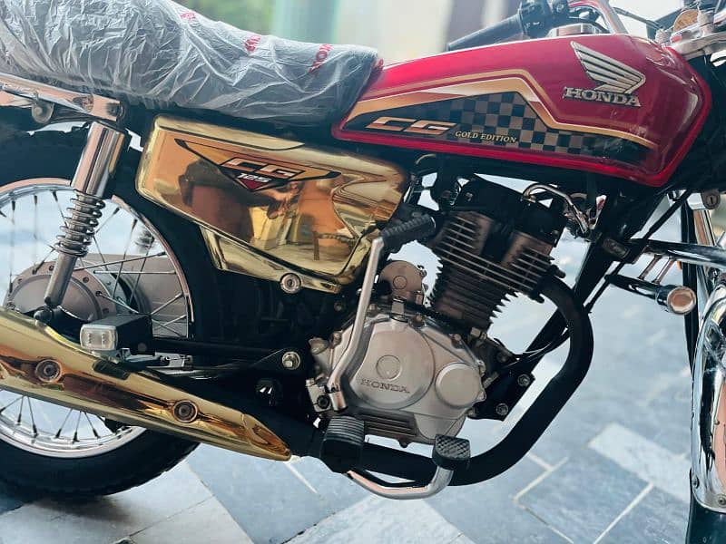 Honda 125 Special Addition Gold 4