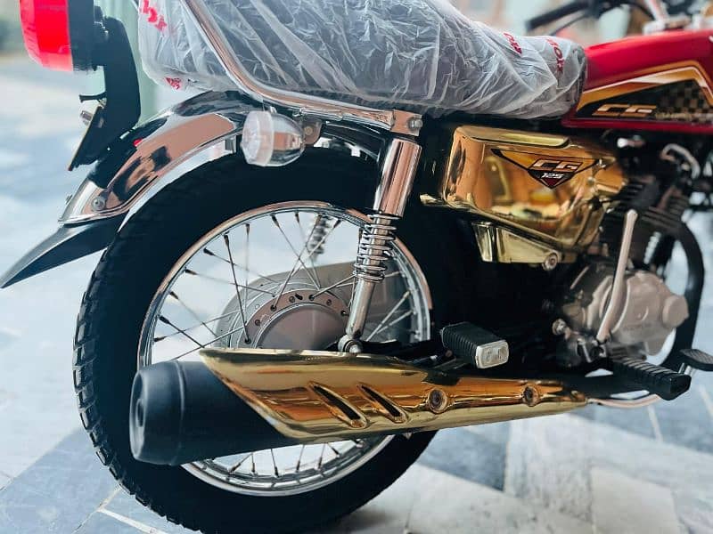 Honda 125 Special Addition Gold 5