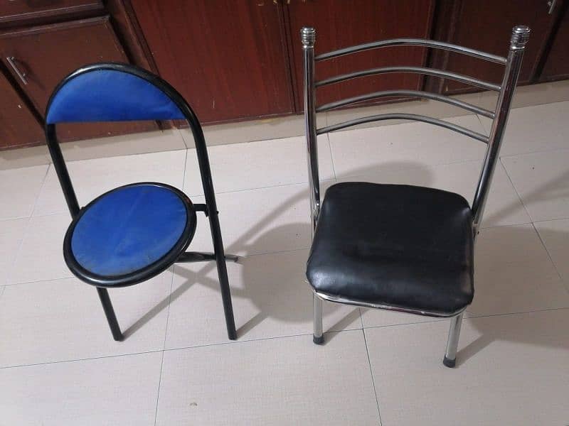 2 Folding chairs for sale 0