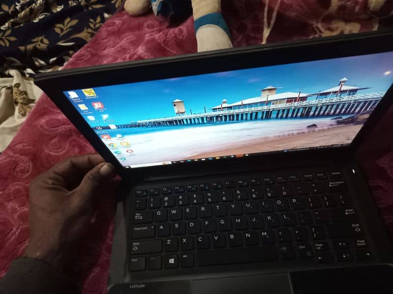 i am sell laptop kindly need money urgently sell 3