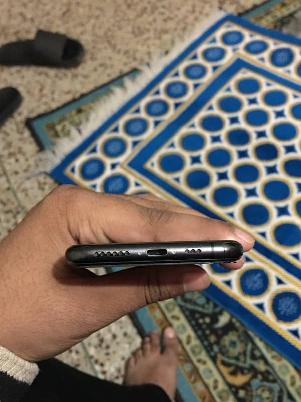 Iphone 11 pro 64gb variant JV/Non-Pta device in black colour. 4