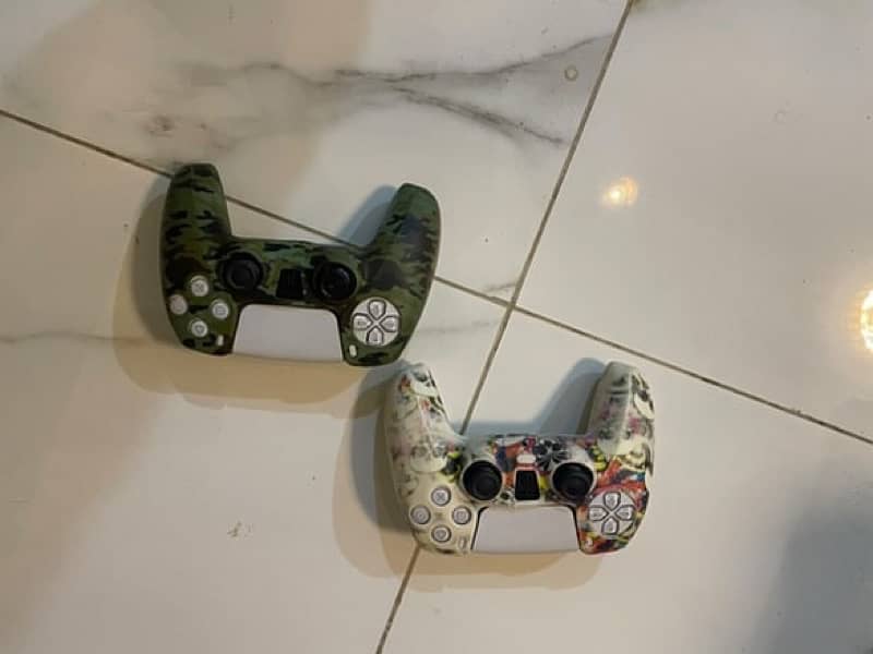 Play Station 5, with 2 controllers 5