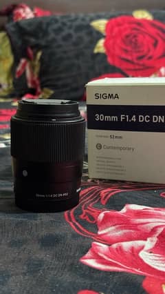 sigma 30mm 1.4 with box