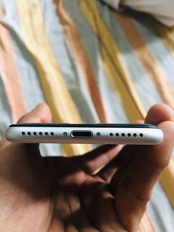 Selling iphone SE 2020 4