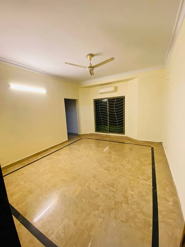 3 bedrooms unfurnished apartment Available for Rent in F-11 MARKAZ 2