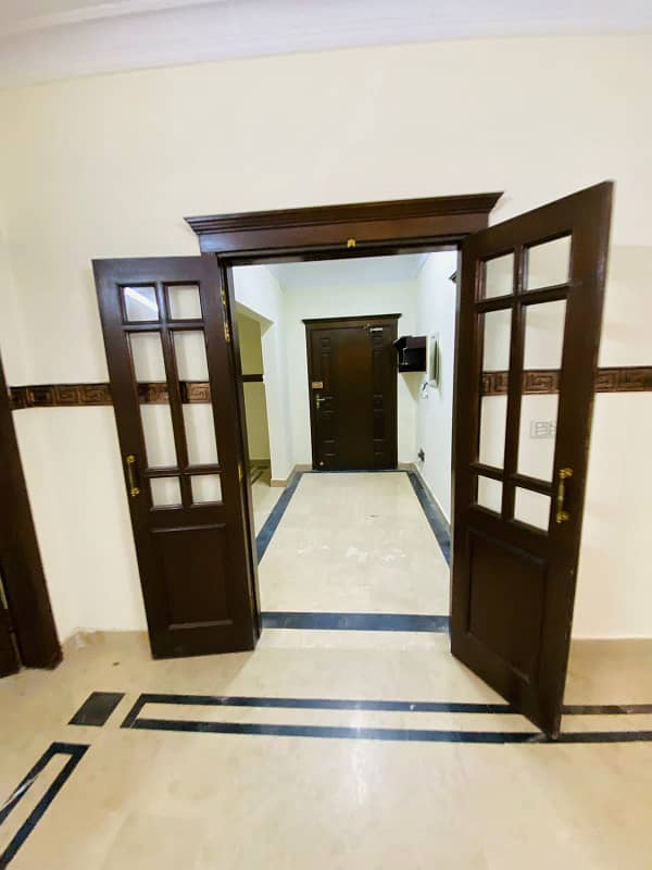 3 bedrooms unfurnished apartment Available for Rent in F-11 MARKAZ 6