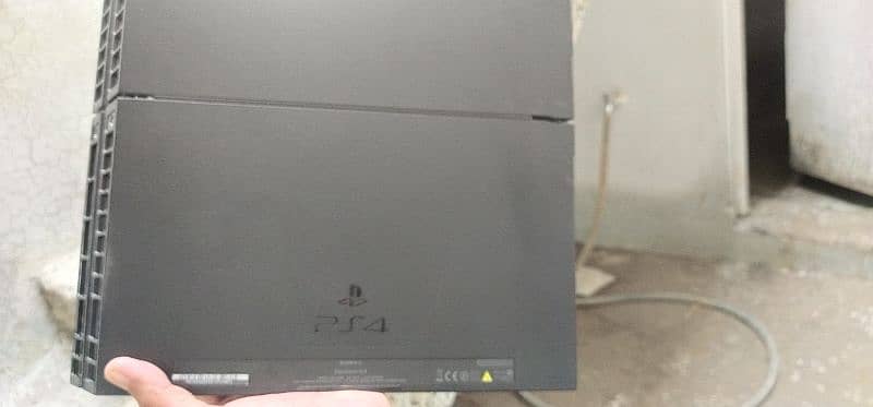 PS4 console with 2 controllers 4