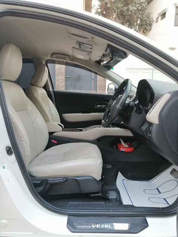 HONDA VEZEL HYBRID Z PACKAGE (WHITE INTERIOR) 13