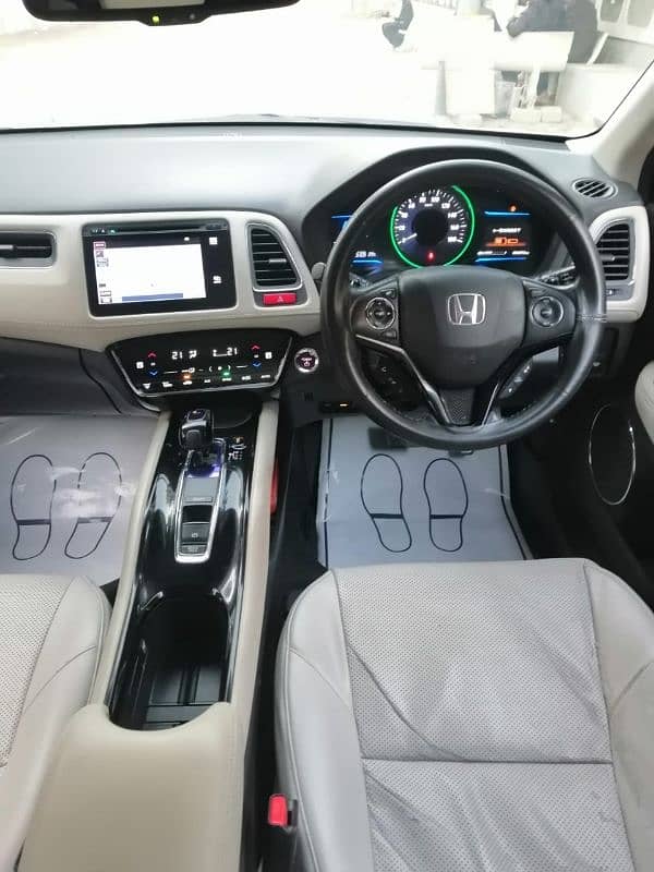 HONDA VEZEL HYBRID Z PACKAGE (WHITE INTERIOR) 15