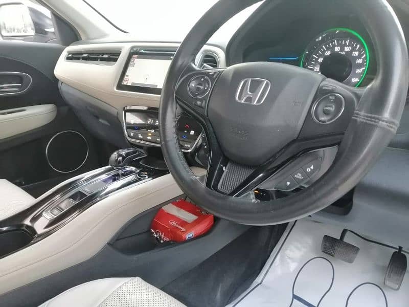 HONDA VEZEL HYBRID Z PACKAGE (WHITE INTERIOR) 16