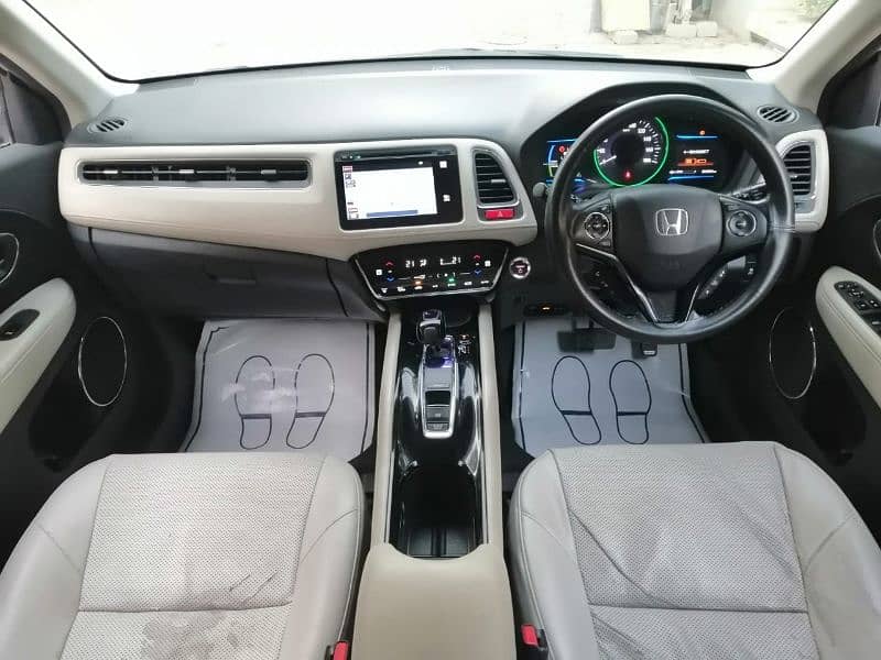 HONDA VEZEL HYBRID Z PACKAGE (WHITE INTERIOR) 17