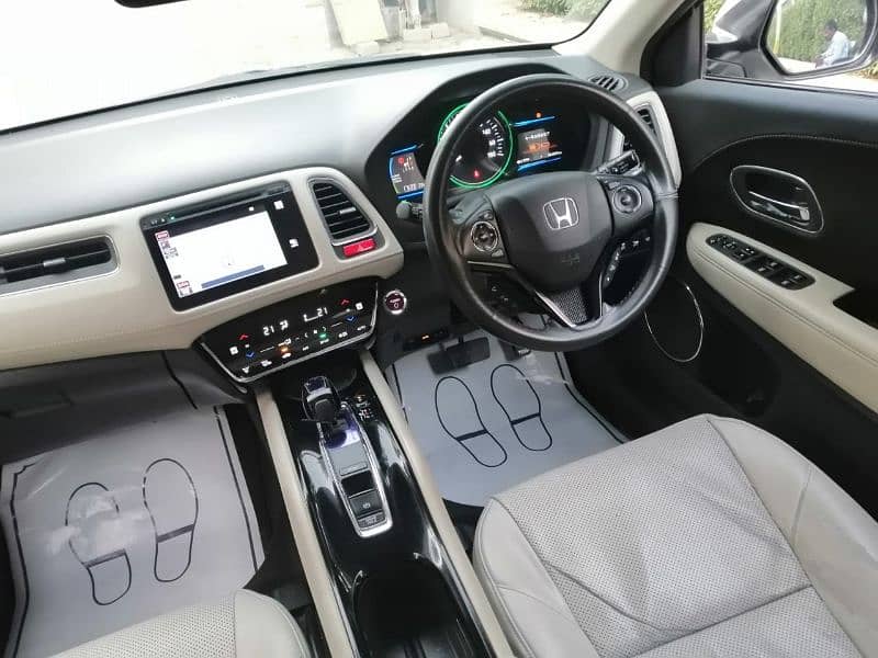 HONDA VEZEL HYBRID Z PACKAGE (WHITE INTERIOR) 18