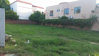 1 Kanal Plot For Sale ON 100 FT ROAD