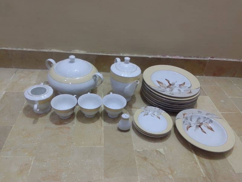 dinner set of ceramic some pieces are not full 0