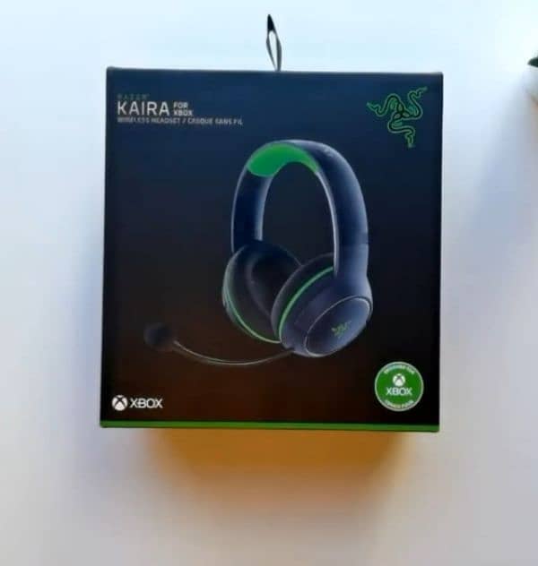 Xbox Series X + Razer kaira Wireless headset + rechargeable batteries 3