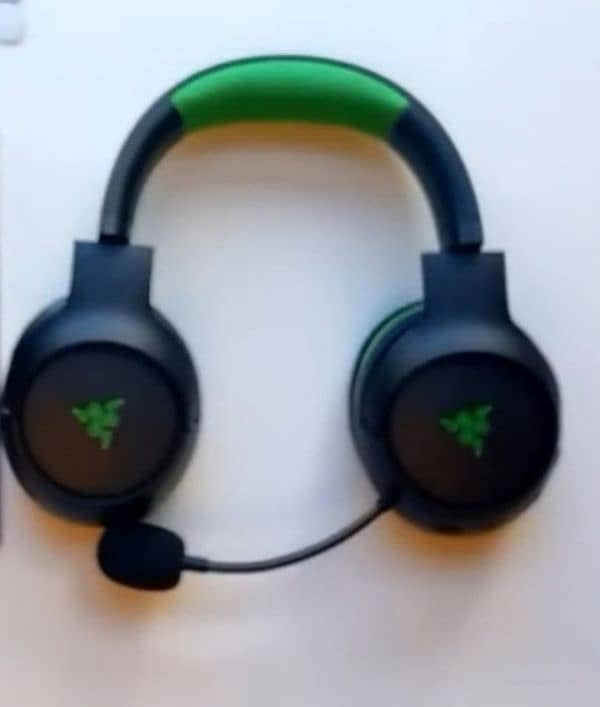 Xbox Series X + Razer kaira Wireless headset + rechargeable batteries 4