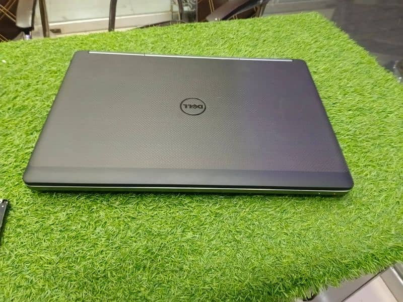 Dell Precision 7720 Workstation 1