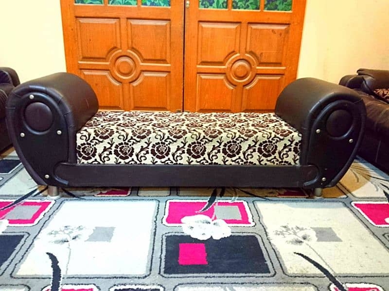 3 seater dewan sofa urgent sale 20,000 1