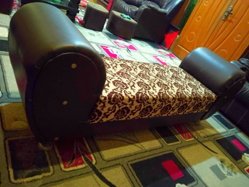 3 seater dewan sofa urgent sale 20,000 4