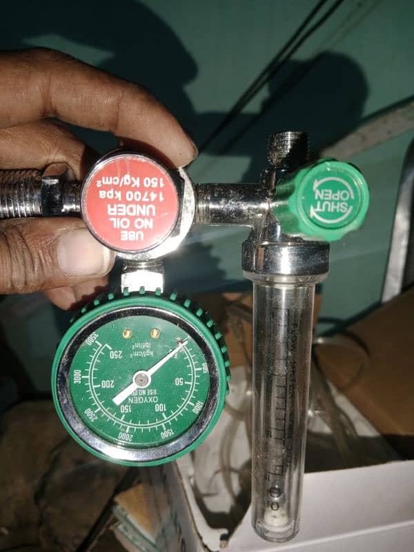 OXYGEN REGULATOR FOR CYLINDER 0