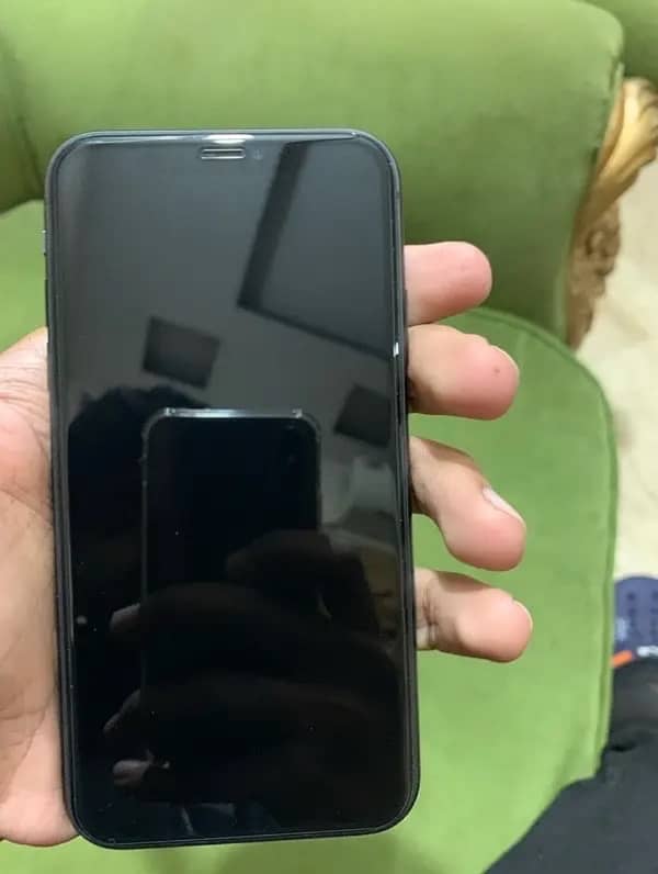 Iphone 11 64gb 100 hlth LLA model 3