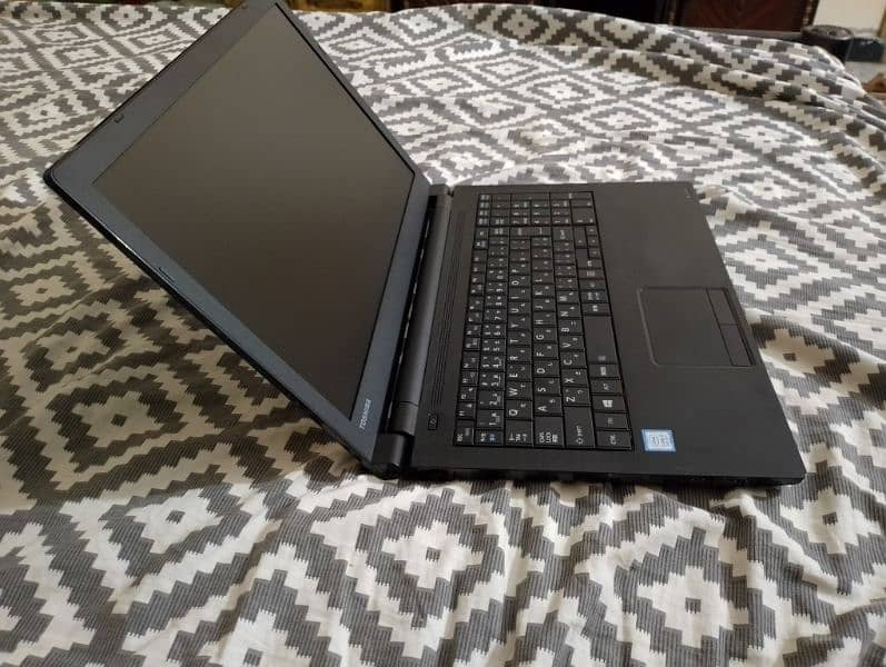 Toshiba laptop i3 8th generation Slim, lightweight 3