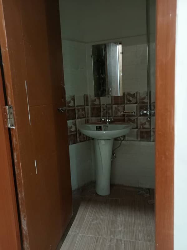 Running hostel building for rent setup for sale in Sultan town university hostels area profitable building 10