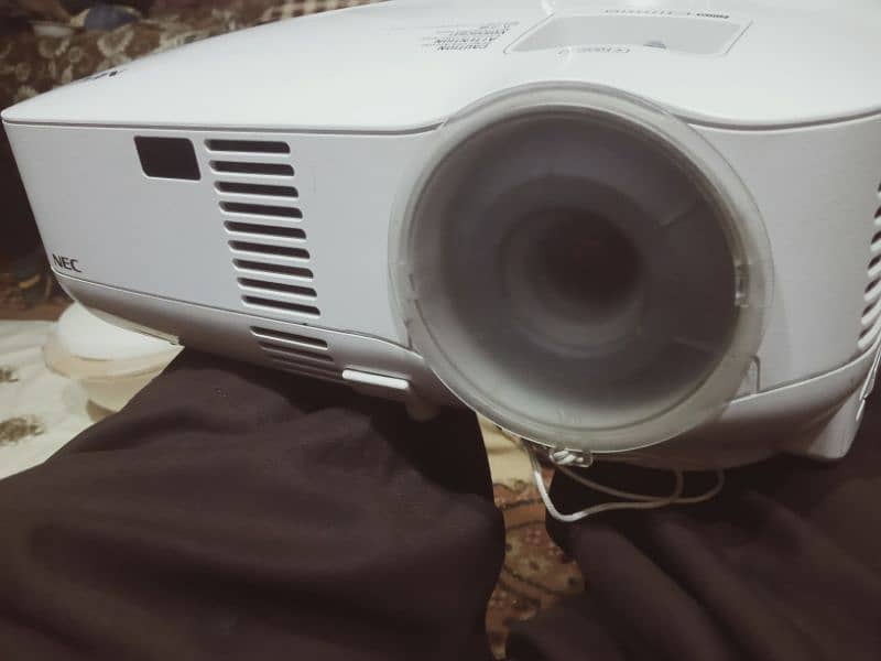 1 NEC projector multimedia   2 piece. hiachi 2