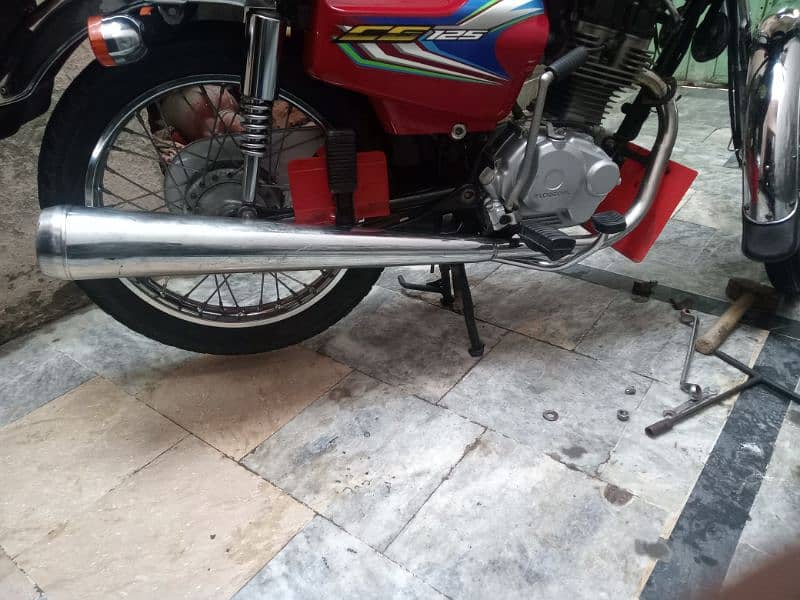 honda 125 ka orginal clancer achi condition ma available ha 4