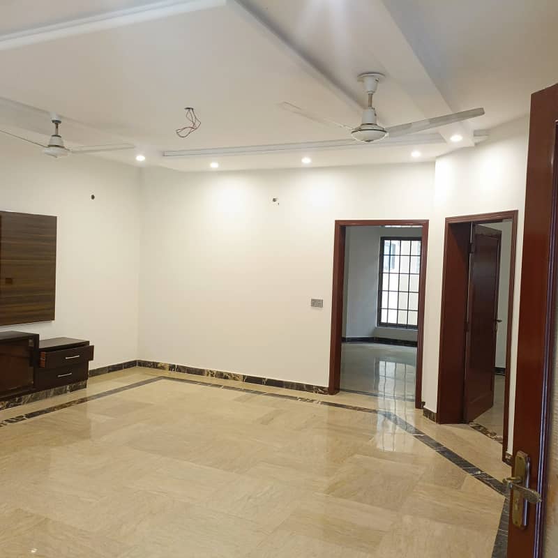 10 Marla House For Sale in Bahria Town Lahore. 4