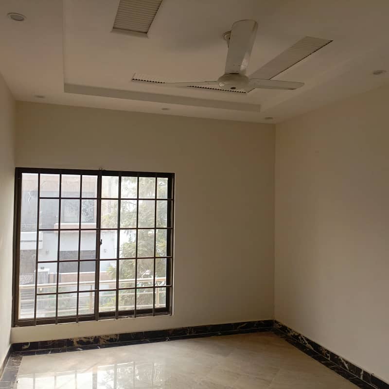 10 Marla House For Sale in Bahria Town Lahore. 14