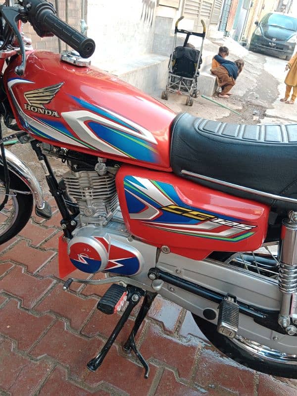 Honda 125 model 2022 new condition 10 by10 serious buyer cl me 1