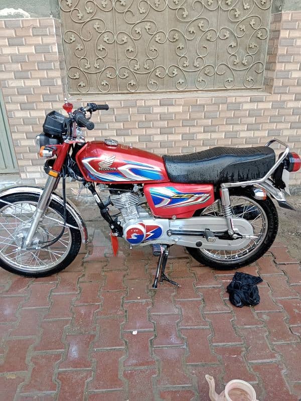 Honda 125 model 2022 new condition 10 by10 serious buyer cl me 4