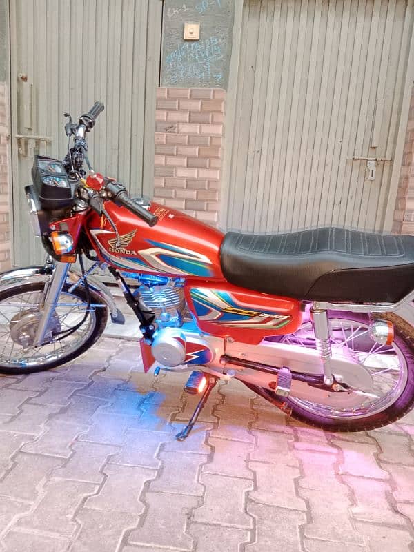 Honda 125 model 2022 new condition 10 by10 serious buyer cl me 8