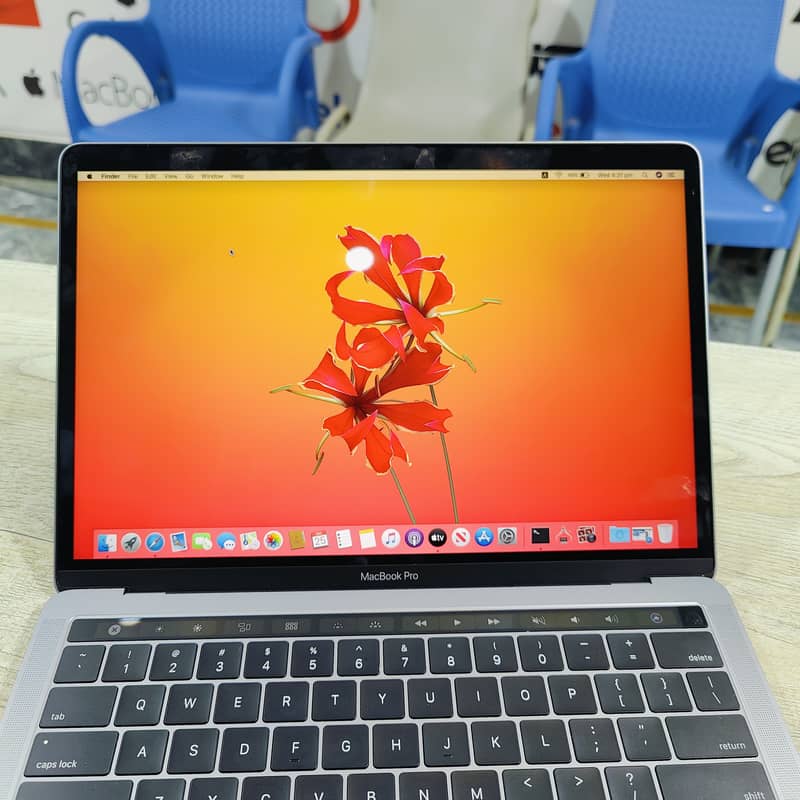 MacBook Pro 2017 13 inches 16GB RAM 1