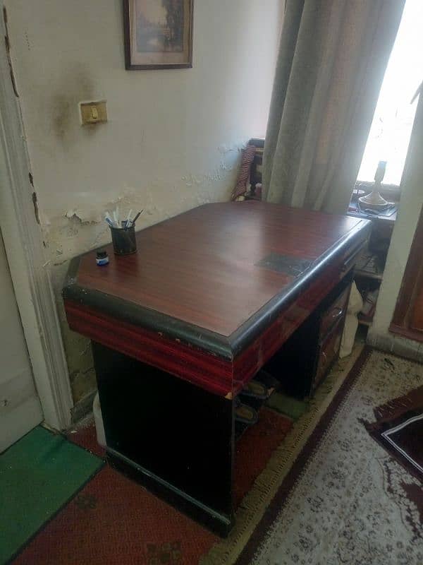 computer table for sale. 0