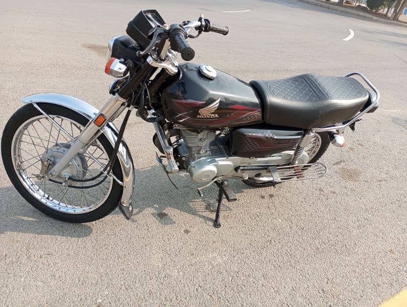 BLACK HONDA 125 2024 4