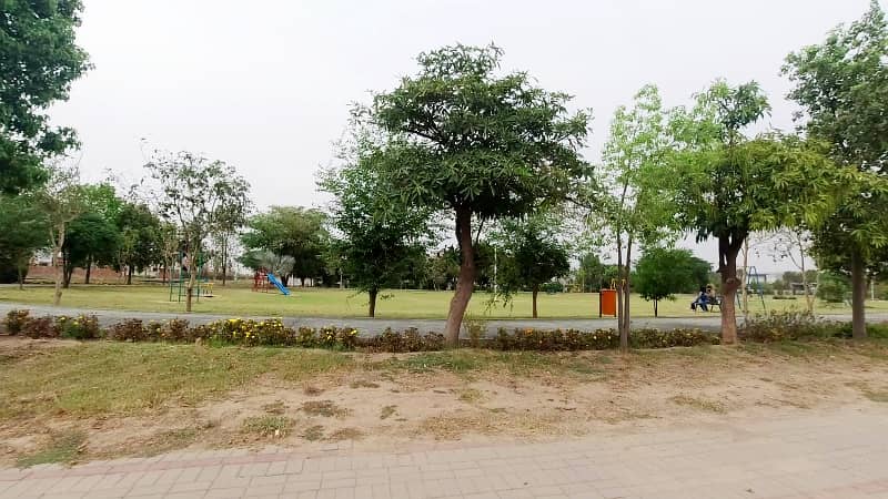 Near To Park 9 Marla Residential Plot In Only Rs. 11000000 11