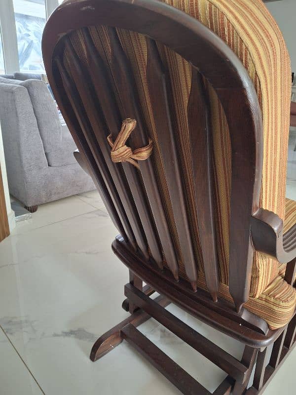 Rocking chair in sheesham wood 2