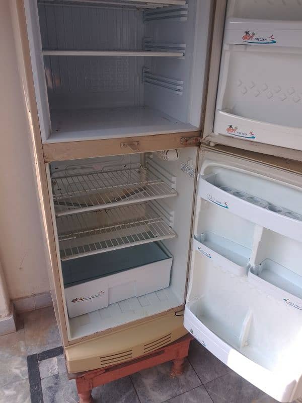 PEL refrigerator in good condition 2