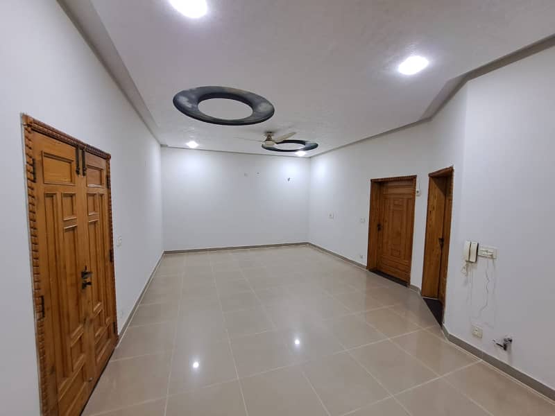 10 Marla Beautiful House With Basement For Rent In Overseas B Block Bahria Town,Lahore 8