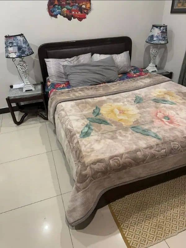 Queen size bed with mattress and sidetables 0