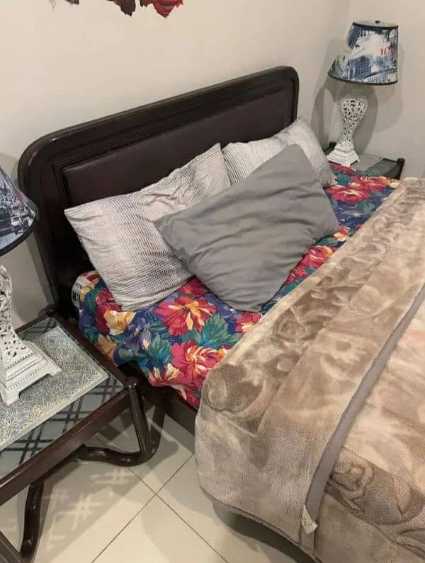 Queen size bed with mattress and sidetables 2