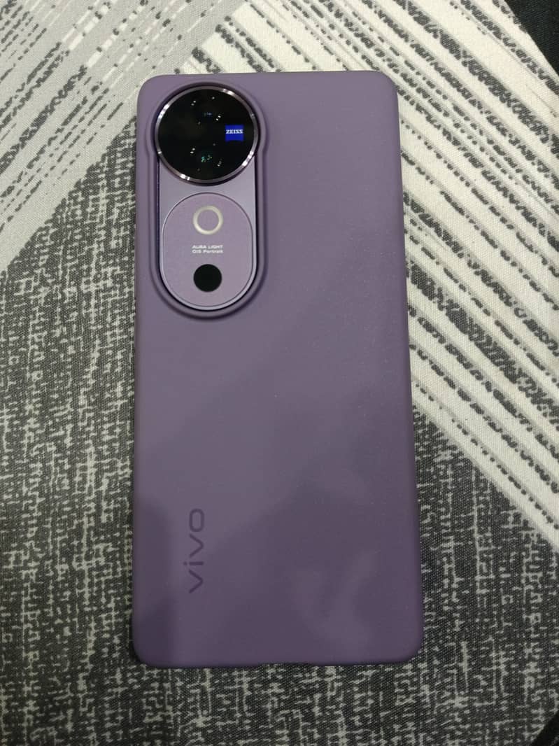 Vivo v40 purple clr 1