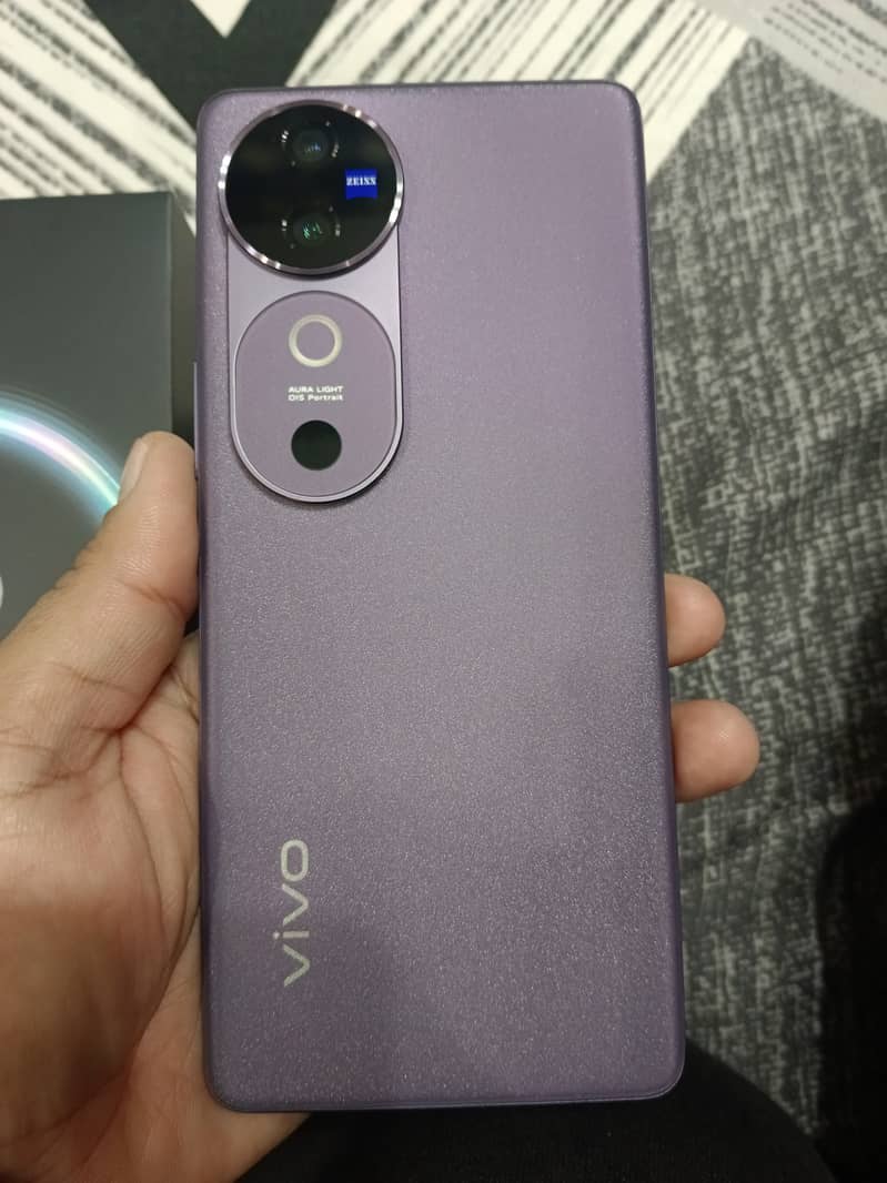 Vivo v40 purple clr 3