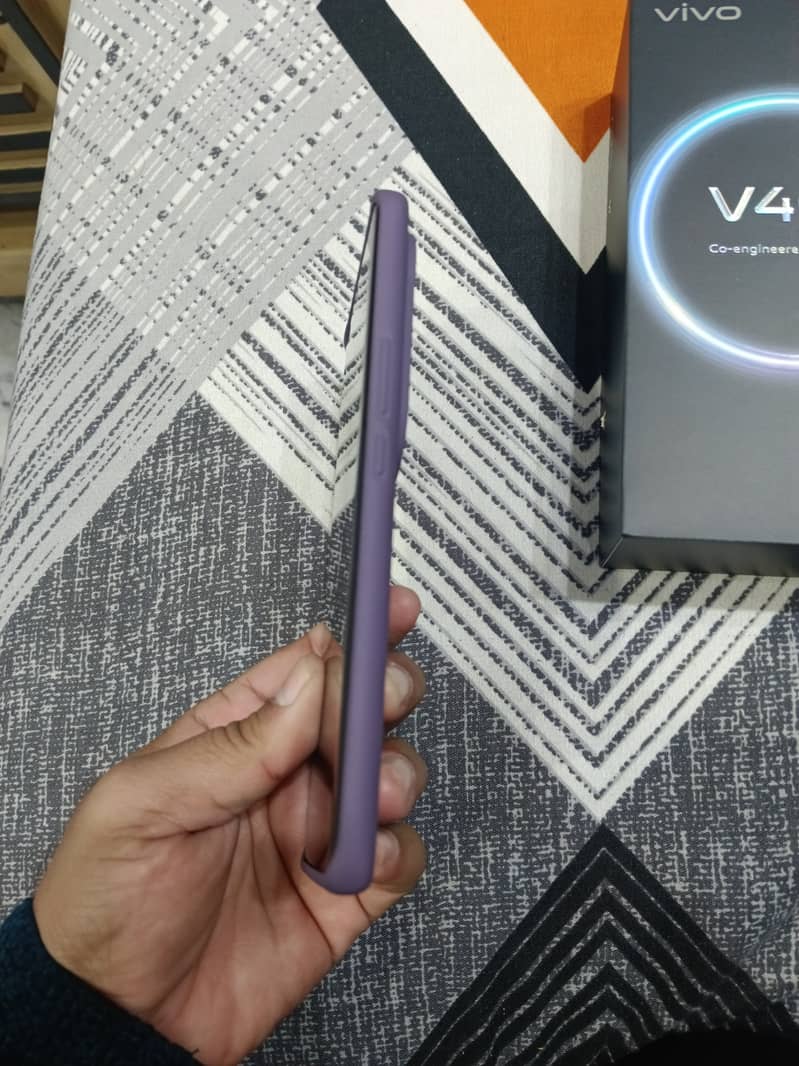 Vivo v40 purple clr 4